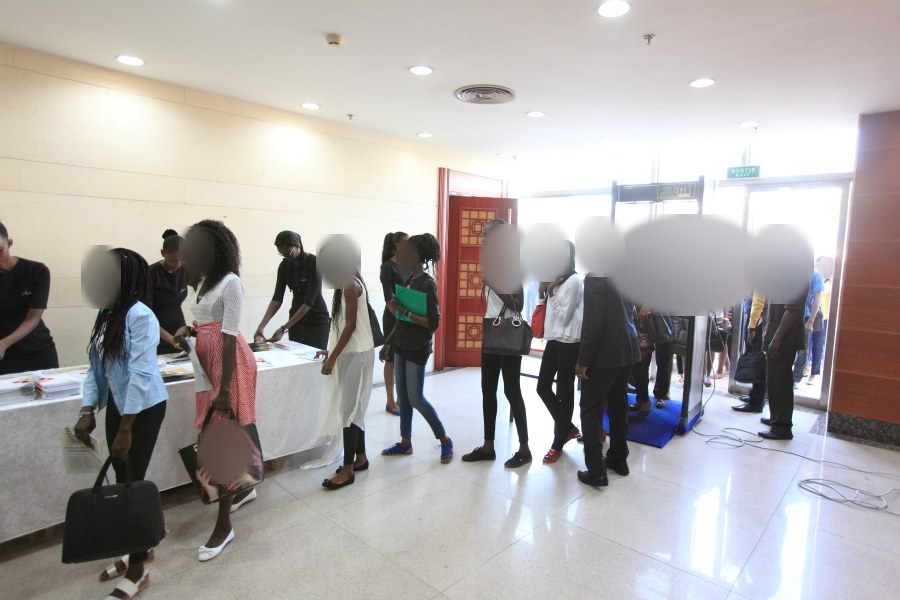 Hôtesses Neptune à l'enregistrement des participants, à l'entrée d'une conférence