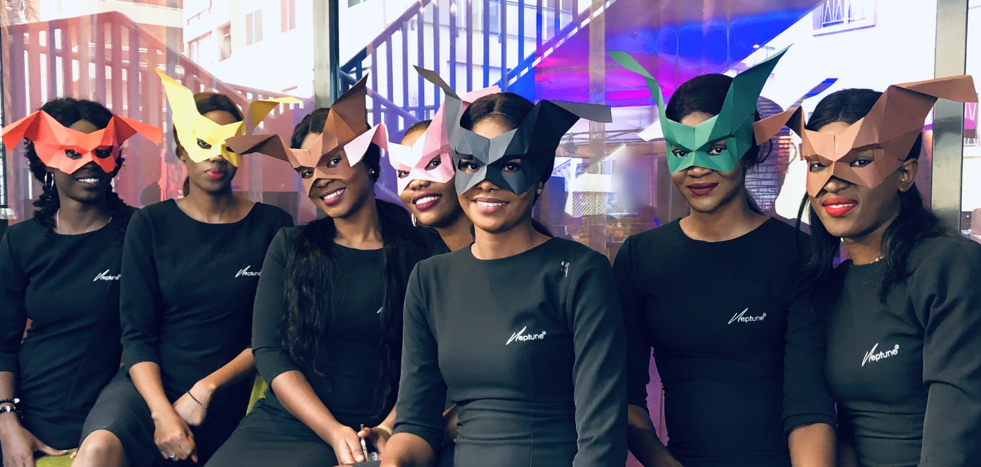 Hôtesses Neptune masquées lors d'une soirée à thème