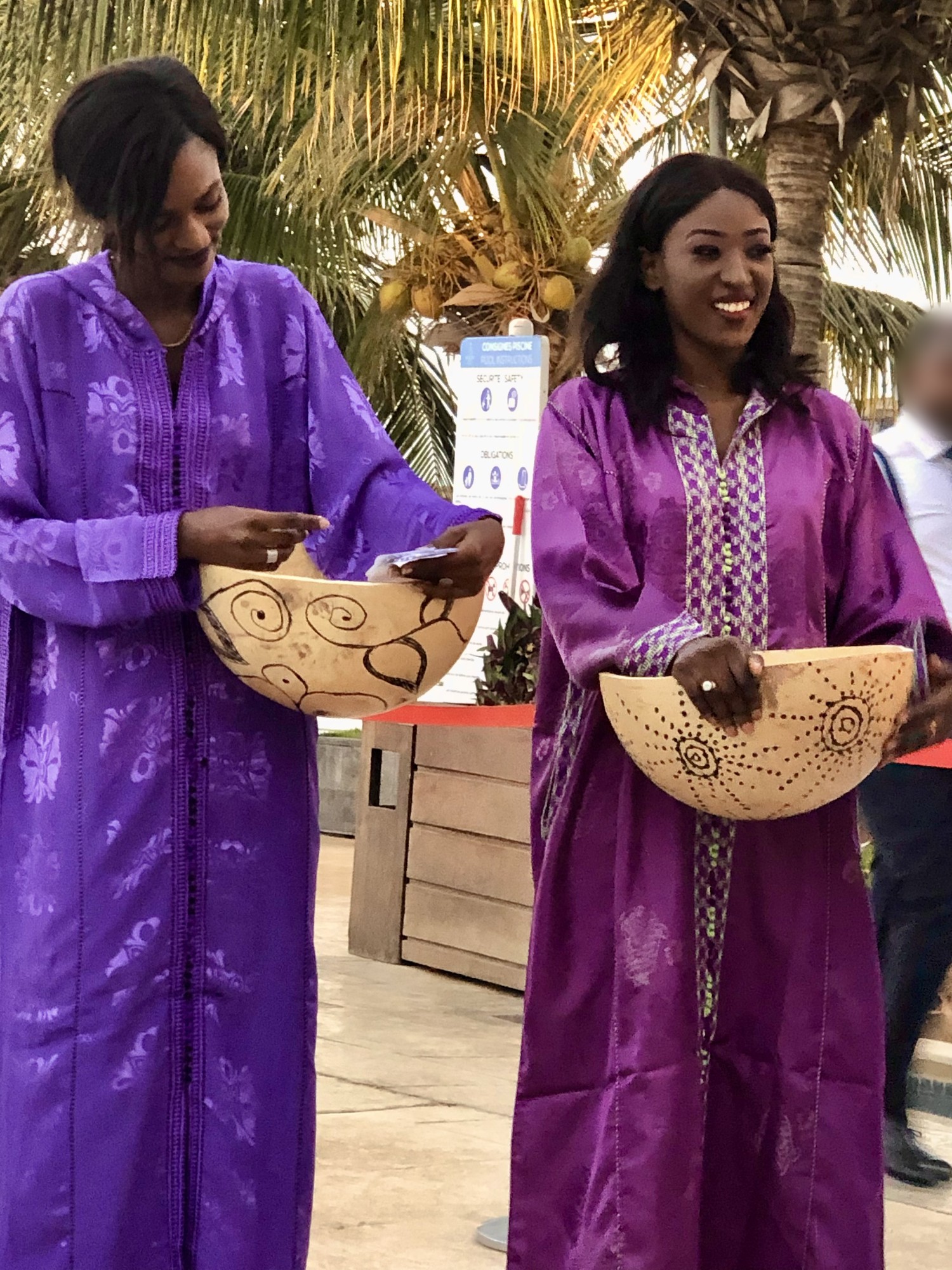 Hôtesses Neptune en boubou violet accueillant les invités d'une soirée